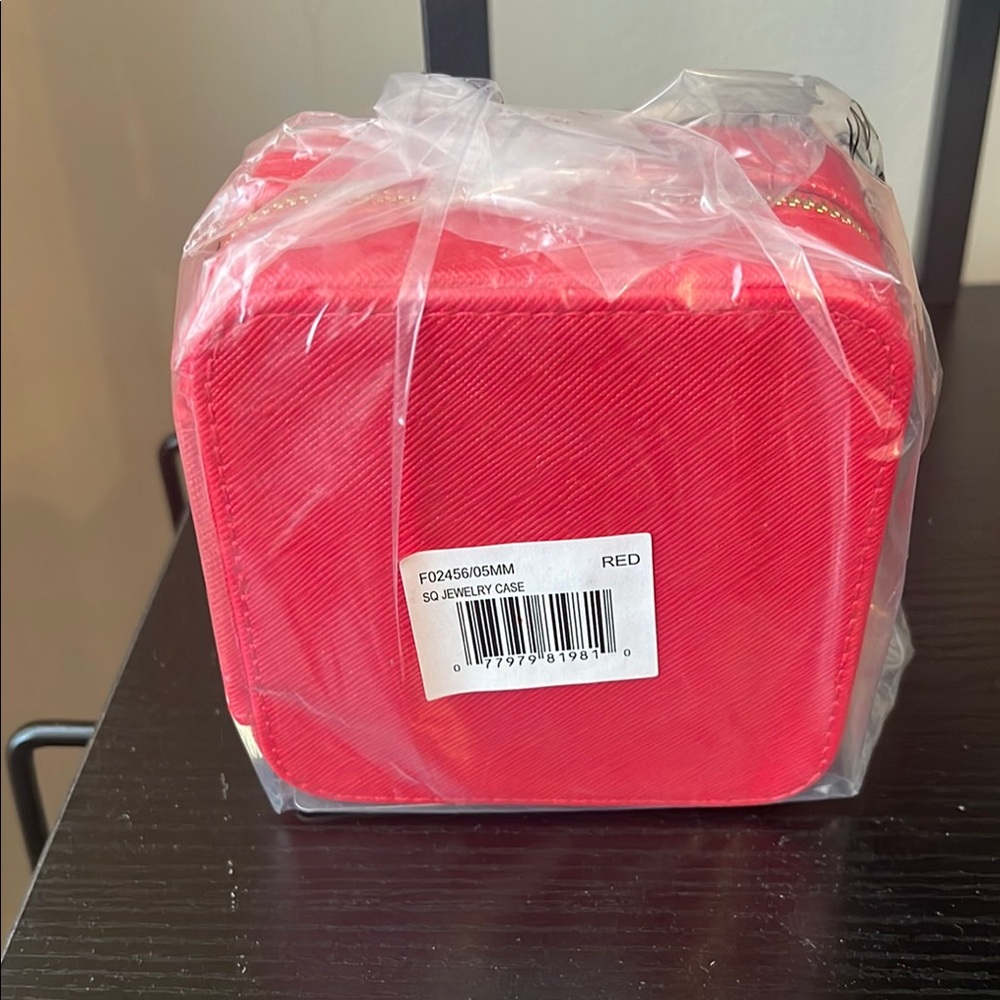 Compact Red Jewelry Case - Picture 5 of 6